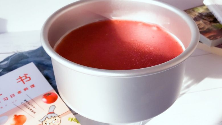 下午茶の草莓慕斯,脱模:
用吹风机热风绕着模具吹一圈,然后在模具底下放一个高点的杯子,将模具往下拉就ok。