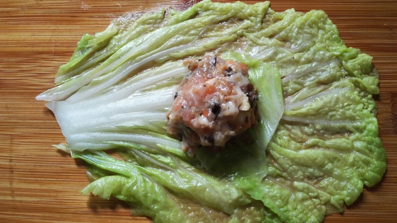 白菜包,取一片白菜叶子平铺好,放入适量肉馅。