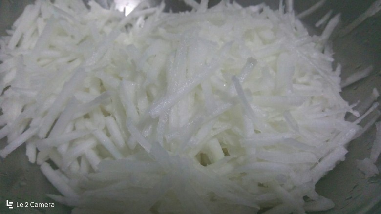 萝卜丝虾饼,萝卜切丝，加适量盐