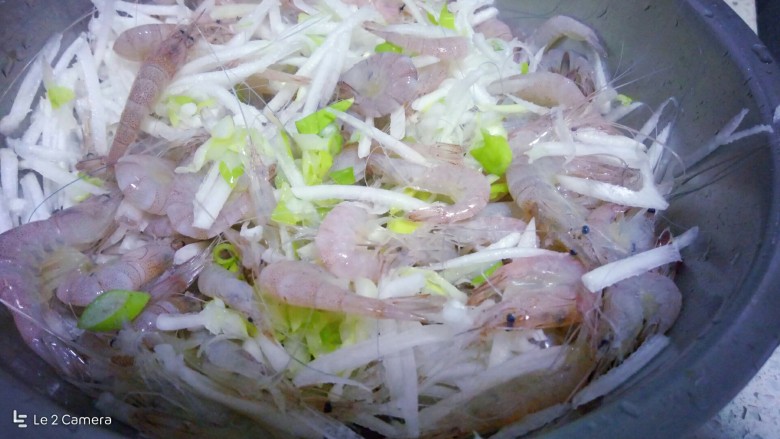 萝卜丝虾饼,加入<a style='color:red;display:inline-block;' href='/shicai/ 77639'>小白虾</a>，葱末