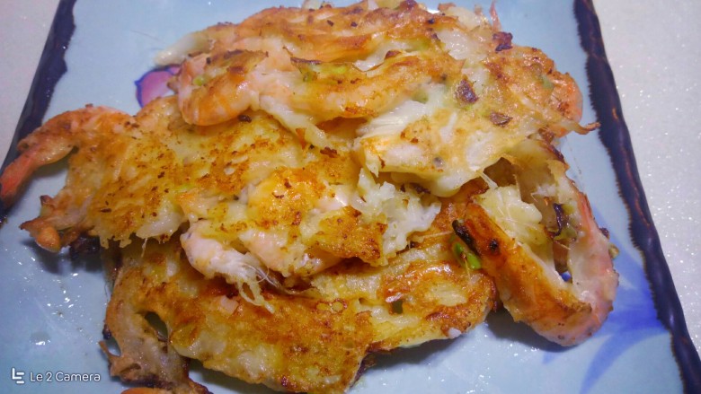 萝卜丝虾饼,出锅，装盘。享用这简单鲜美，外酥里内的美食吧😊