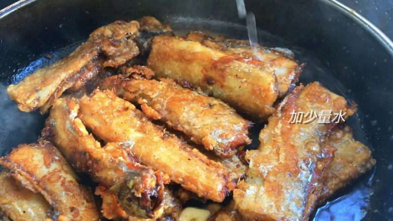 红烧带鱼,倒入带鱼,加入少许水