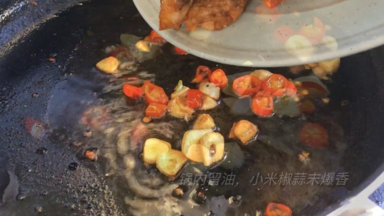 红烧带鱼,锅内留油,放入小米椒蒜末爆香