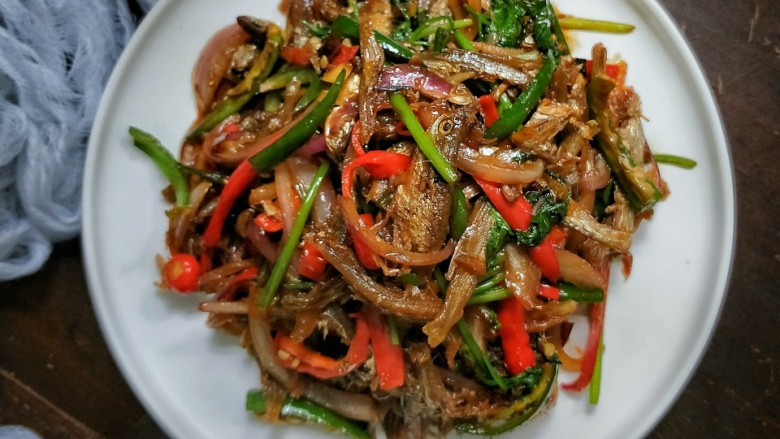 香辣下饭菜~客家小炒鱼干,美味盛盘,酒已备好,喜辣的朋友来一起吃鱼🐠喝酒🍶吧!