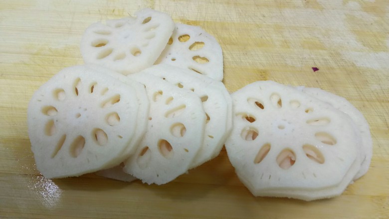 清炒莲藕,藕去皮洗净切片