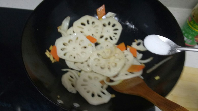 清炒莲藕,根据个人口味加入适量盐。