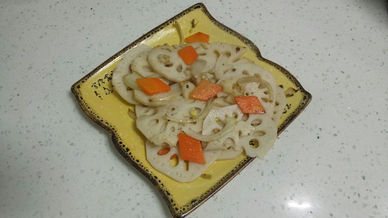 清炒莲藕,搅拌均匀，盛入盘中。