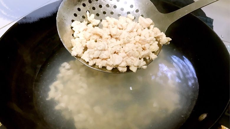 彩虹碎片🌈,把剩下的葱姜水倒入热水中,放入鸡丁,焯水捞起备用。