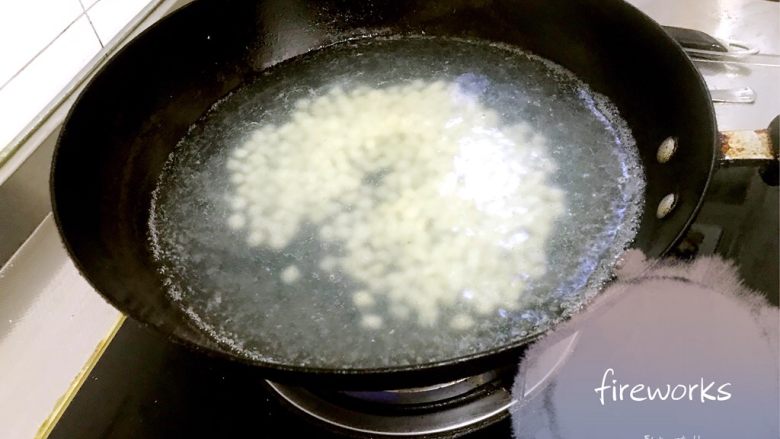 彩虹碎片🌈,水做开,放入土豆,焯水半分钟