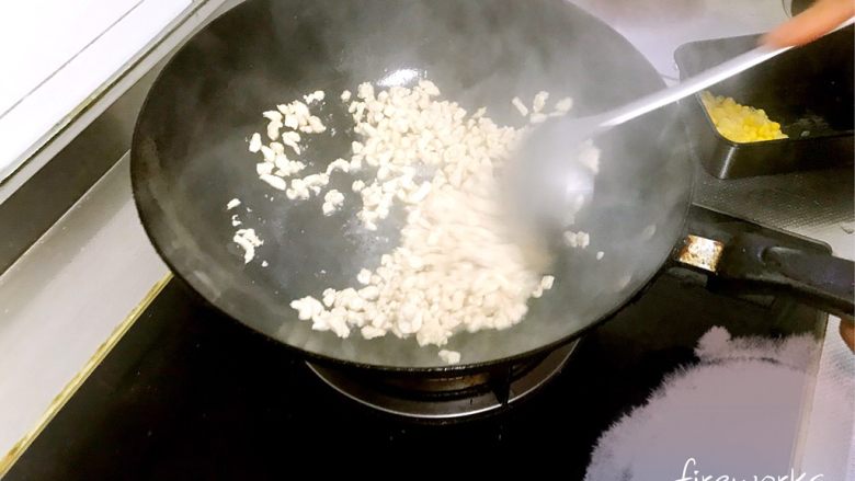 彩虹碎片🌈,锅放在火上烧热,锅热后倒入适量的橄榄油,入鸡丁翻炒。