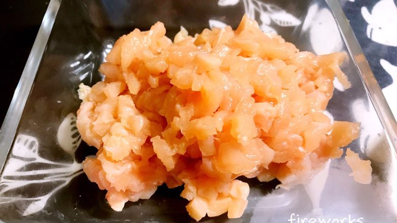 彩虹碎片🌈,同样切丁,每种食材的大小等同。