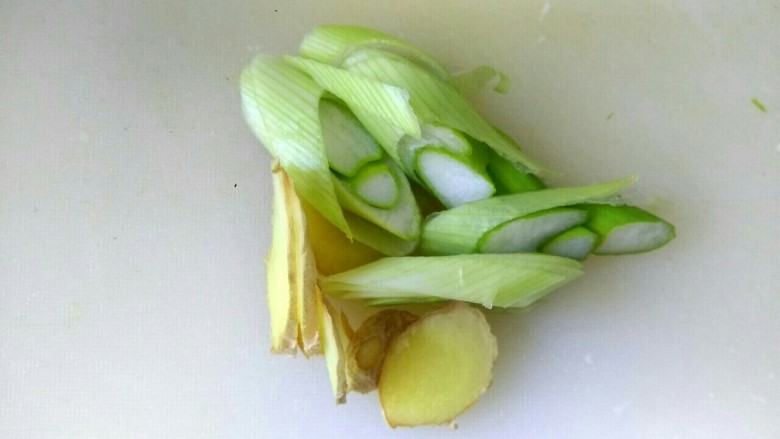包菜粉丝炖五花肉,<a style='color:red;display:inline-block;' href='/shicai/ 3250'>葱</a><a style='color:red;display:inline-block;' href='/shicai/ 37'>姜</a>切片