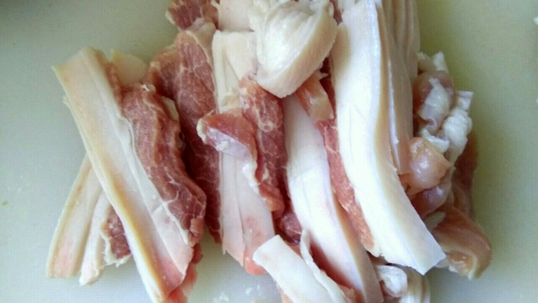包菜粉丝炖五花肉,<a style='color:red;display:inline-block;' href='/shicai/ 428'>五花肉</a>切薄片,越薄越好