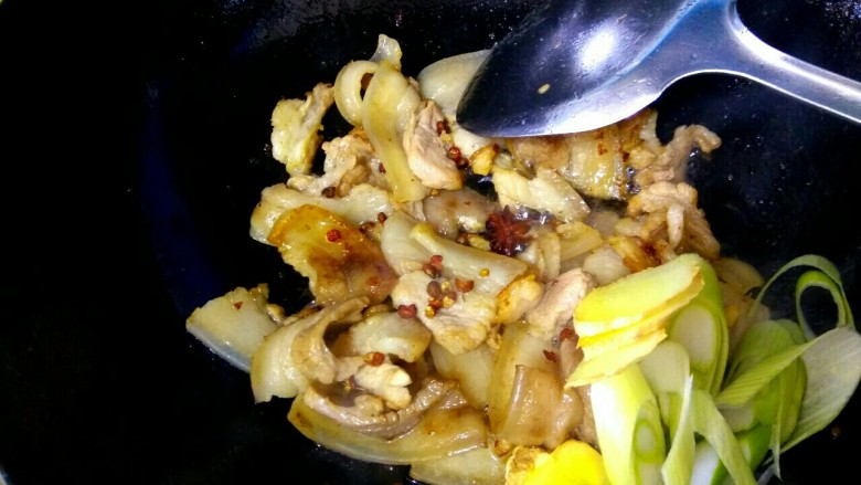 包菜粉丝炖五花肉,五花肉两面变黄，肉卷曲，油耗出，放入一个<a style='color:red;display:inline-block;' href='/shicai/ 695'>八角</a>，几粒<a style='color:red;display:inline-block;' href='/shicai/ 700'>花椒</a>，葱姜，翻炒爆出香味