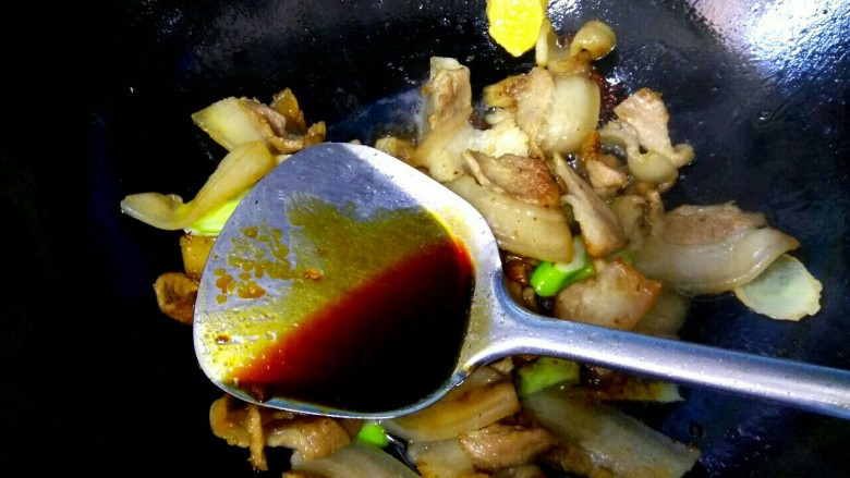 包菜粉丝炖五花肉,放入两勺<a style='color:red;display:inline-block;' href='/shicai/ 788'>生抽</a>翻炒