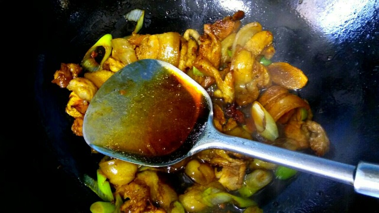 包菜粉丝炖五花肉,放入两勺<a style='color:red;display:inline-block;' href='/shicai/ 718'>料酒</a>翻炒