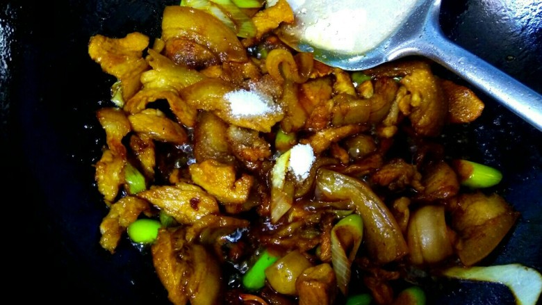 包菜粉丝炖五花肉,放入一勺<a style='color:red;display:inline-block;' href='/shicai/ 10588'>糖</a>,少量盐翻炒
