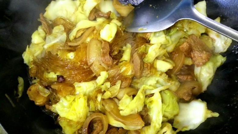 包菜粉丝炖五花肉,烧至汤汁变粘稠,包菜变软,即可关火