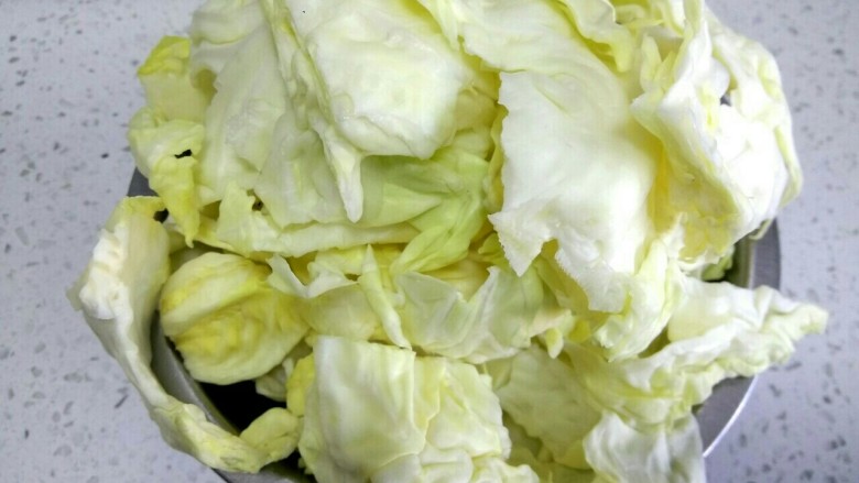 包菜粉丝炖五花肉,包菜手撕成小片