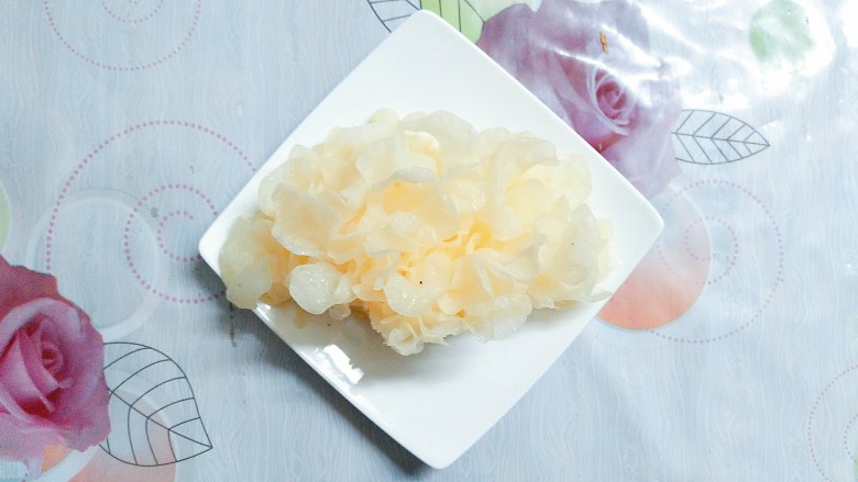 小米南瓜百合银耳粥,银耳我也是买的新鲜的,很容易熬出胶质,买回来不用泡水,直接去蒂放水里!
