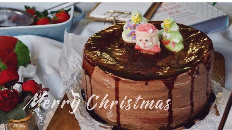 圣诞预热—圣诞棋格蛋糕佐好时巧克力奶油 | Merry Christmas,【制作抹面】
350克淡奶油➕20克砂糖打发至八分发
加入好时巧克力酱
调至颜色为浅咖啡色
(我会用黄原胶调一些淡奶油稳定剂
没有的话可以不用。)
(黄原胶稳定剂:0.5克黄原胶➕10克糖粉过筛至25克隔水加热过的淡奶油中,搅拌均匀后冷却并冷藏,可用于打发200克淡奶油)
(也可以按比例一次做多点,用剩的放进冰箱可以保存四到五天。)
【组装蛋糕】
一层蛋糕片一层淡奶油
一层蛋糕片一层淡奶油
做好四层后将表面和周边
用淡奶油涂抹平整
【装饰】
最后在蛋糕周围挤上一圈好时巧克力酱
制造出巧克力滴落效果
然后再在中间随意的填充一些巧克力酱
并用抹面刀随意涂抹均匀
摆上装饰物,可以是棉花糖糖粉水果等
圣诞风的棋格蛋糕就做好啦 ~