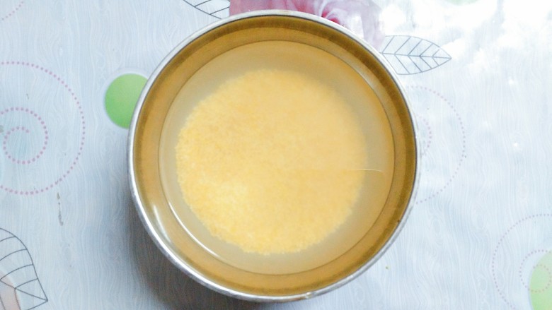 小米南瓜百合银耳粥,把小米淘洗干净,再放适量的冷水泡半个小时!