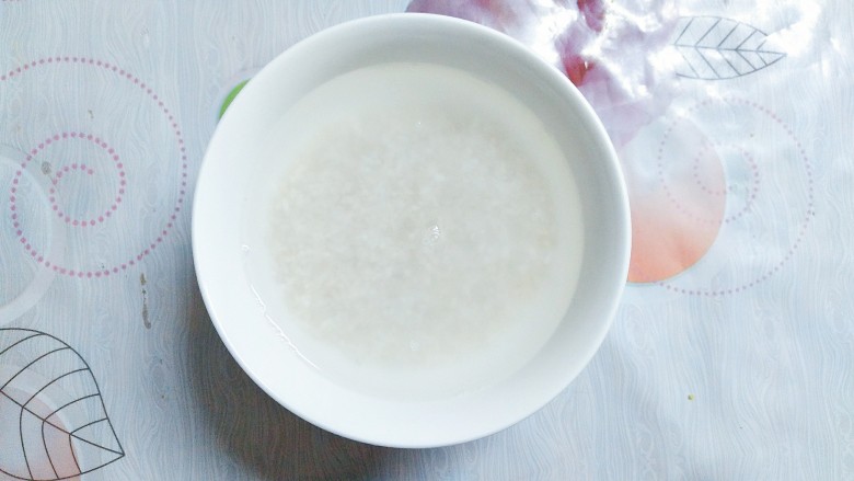 小米南瓜百合银耳粥,大米也淘洗干净,用适量的冷水泡半个小时!