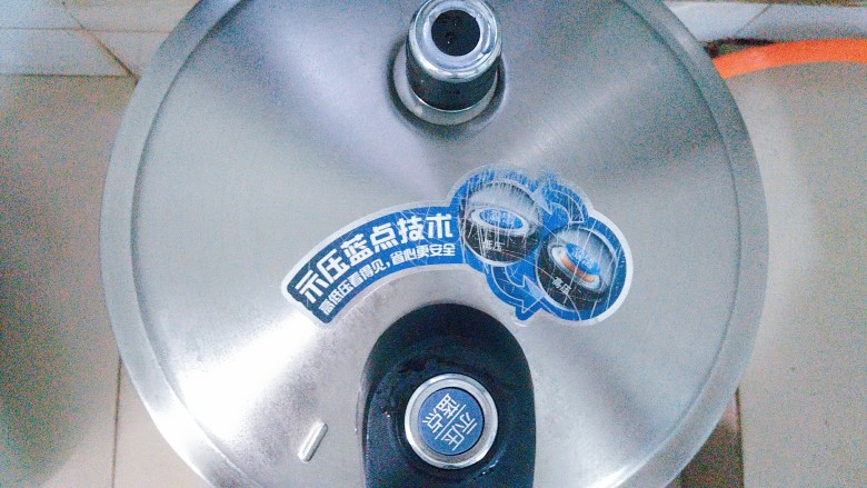 小米南瓜百合银耳粥,盖上盖子,上气后压15分钟即可!