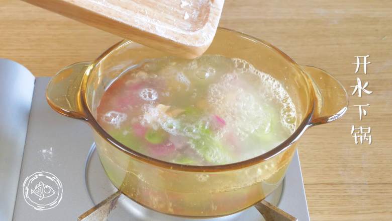 9m+五彩卷卷面(宝宝辅食),水开后煮面~