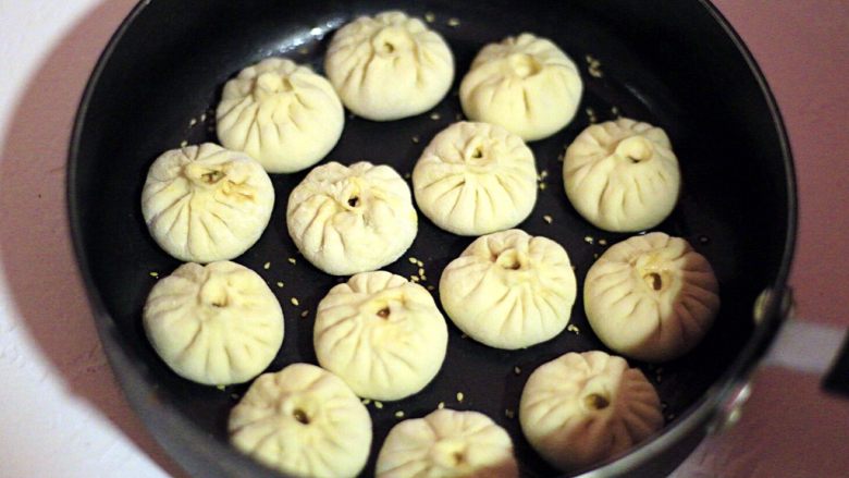 生煎包,将包子码入不沾锅中,全程小火煎