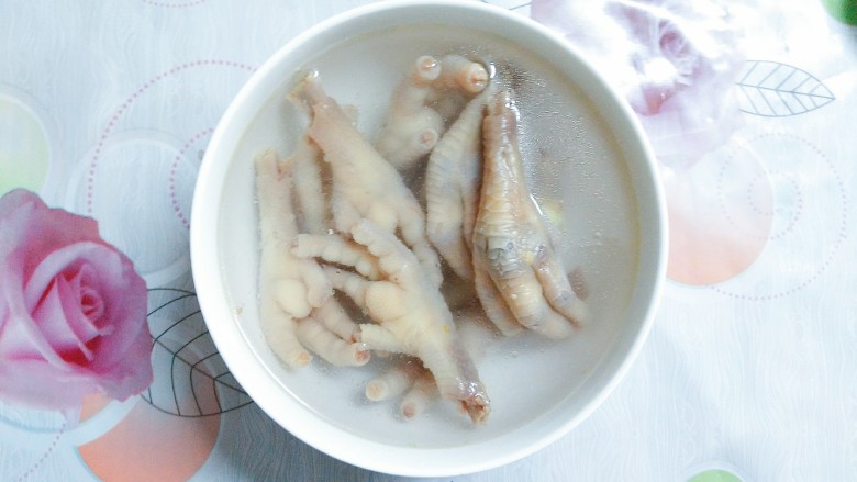 香辣凤爪,煮熟的鸡爪赶紧捞出来,放到凉白开水的碗里过冷,这一步不能省,这样立马过冷之后,鸡爪吃起来才脆实!