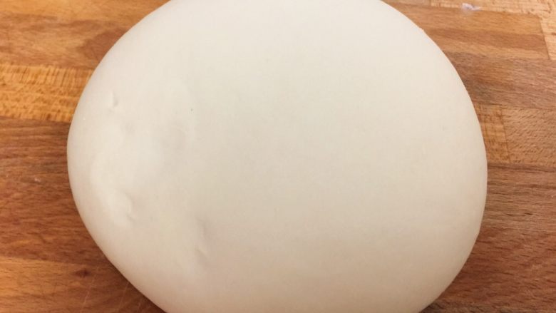 银丝花卷,全部材料放在一起均匀搅拌揉至光滑细腻的面团,将面团放入盆内,盖上保鲜膜发酵