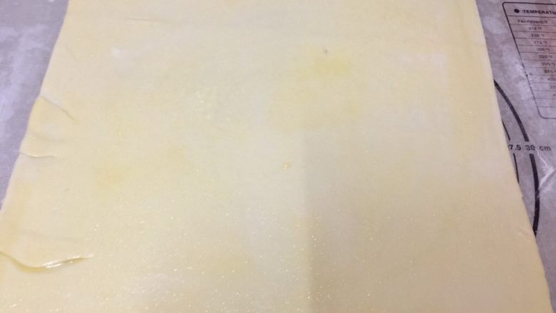 银丝花卷,发酵好的面团分成两个大小一样的面团,将其一用擀面杖擀成长方形(擀好后可以用刀切成长方形状)擀好后刷上油,撒上少许盐,喜欢吃葱花的可以放一些葱花,或者一些芝麻都可以,按照个人喜好