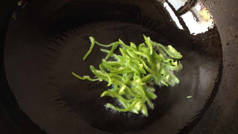 虫草花拌红极参,将油烧热,放入青椒丝快速翻炒几秒关火盛出