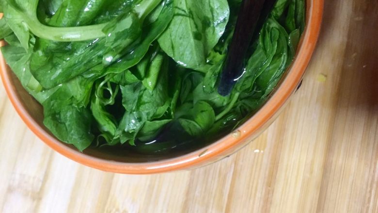 #微波炉美食#+清水沁翡翠,倒入碗里,,如图水有大半碗
