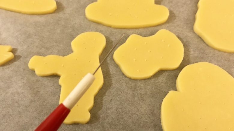 敲可爱糖霜饼干⒈（饼干胚）,用我们的糖霜针给他扎洞