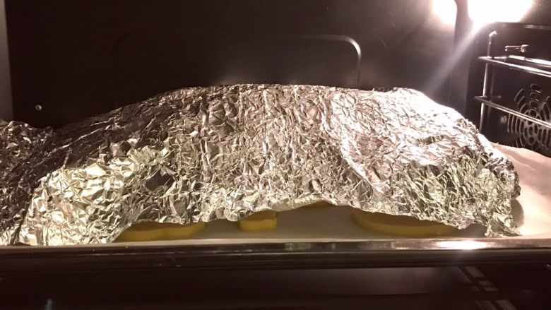 敲可爱糖霜饼干⒈(饼干胚),都扎好之后送入烤箱,上面可以放一个锡纸避免上色太重。上火175下火160这样烤20-30min。