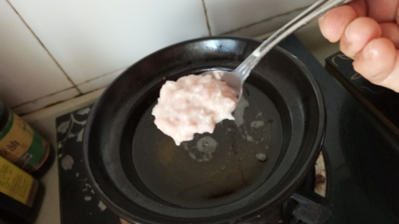 红焖小丸子,把肉泥放进去炸成丸子
