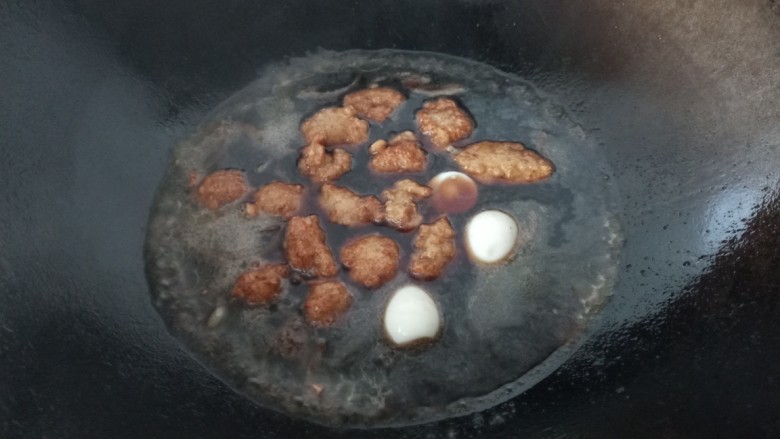 红焖小丸子,水开后放入丸子,鹌鹑蛋