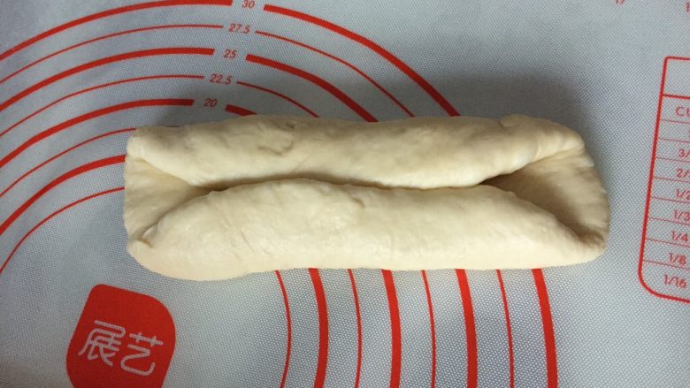 北海道白吐司,擀成长舌状,对中间折叠
