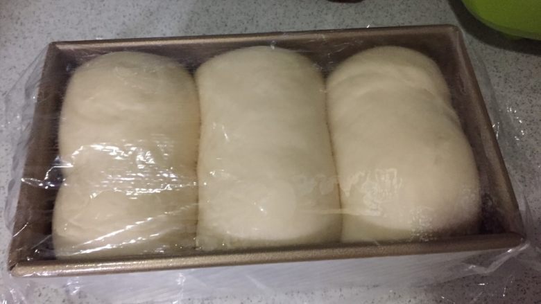 北海道白吐司,发好拿出来,盖上保鲜膜
预热烤箱,应该是中层上下火170度的
我的烤箱有点小只能放中下层就下160上180的预热烤了
预热到温度如烤箱没有提示就预热15分钟