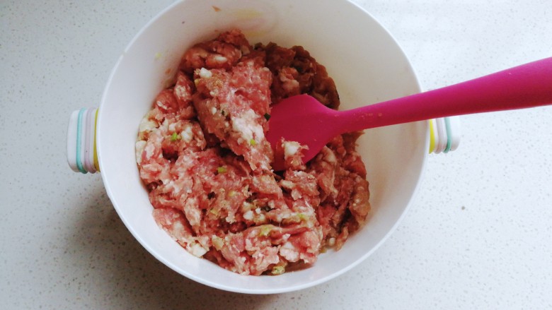 双色蛋卷肉,先把猪肉剁成<a style='color:red;display:inline-block;' href='/shicai/ 442'>肉末</a>;(二八肥的比较合适)