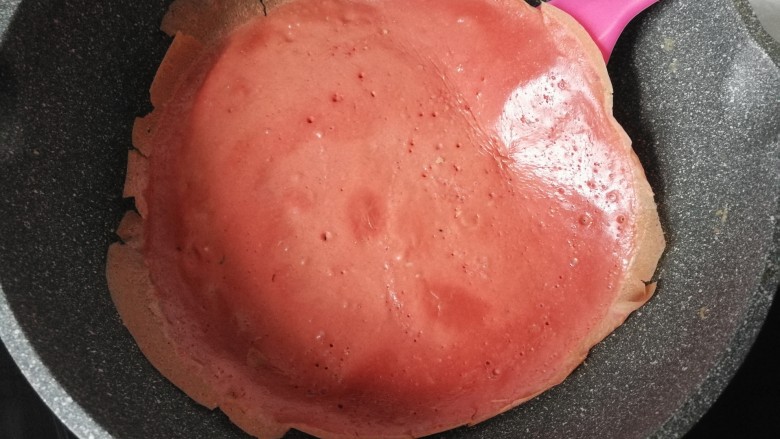 双色蛋卷肉,小火煎至蛋皮表面凝固后,用铲子沿蛋皮边轻轻铲起揭起即可,然后继续煎完剩下的蛋液;