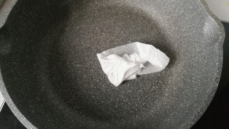 双色蛋卷肉,不粘锅用厨房纸巾沾点油擦拭一下光光锅;
