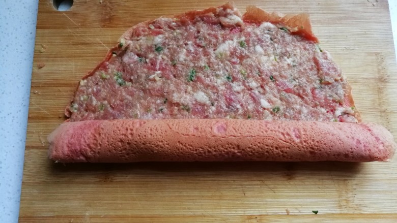 双色蛋卷肉,然后从底端向上卷起来;