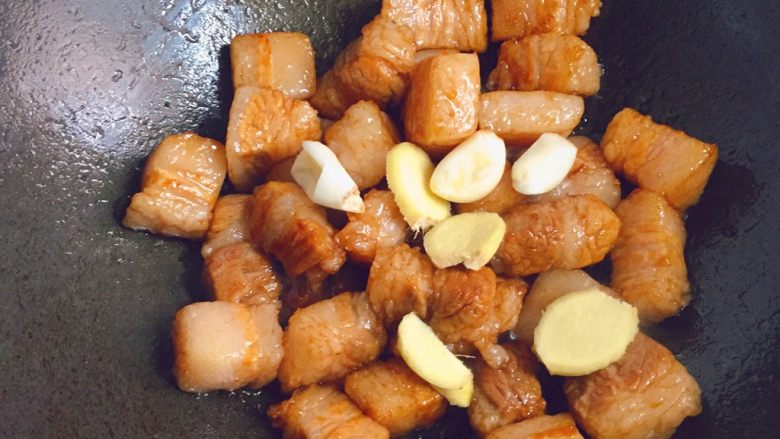 五花肉炖萝卜,加入姜蒜继续翻炒,炒出香味。