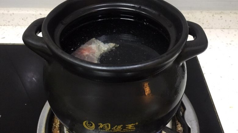 暖冬系列之青豆嫩滑骨头汤,将适量水到煲中,这里我用的纯净水