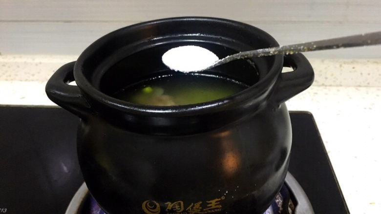 暖冬系列之青豆嫩滑骨头汤,青豆变色后加入一勺盐