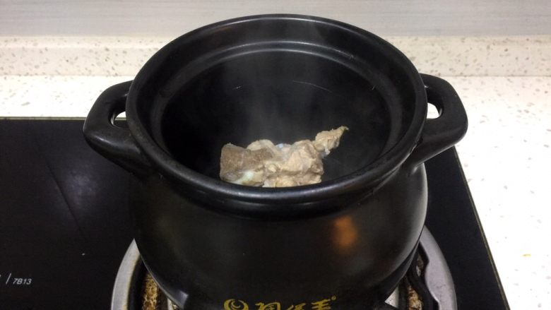 暖冬系列之青豆嫩滑骨头汤,准备一个煲,我一般爱用陶煲王的煲汤煲,一般一家人喝就够了将大骨头放入煲中