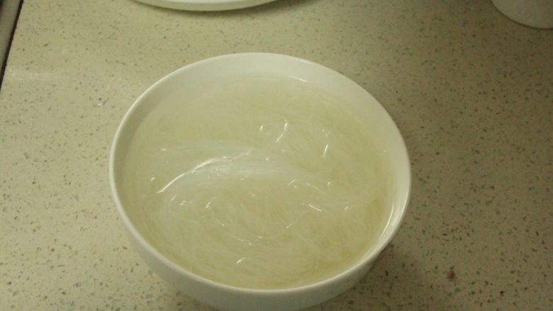 蒜蓉粉丝蒸鲍鱼,热水泡<a style='color:red;display:inline-block;' href='/shicai/ 523'>粉丝</a>,泡软后建议剪断一下,吃的时候方便夹